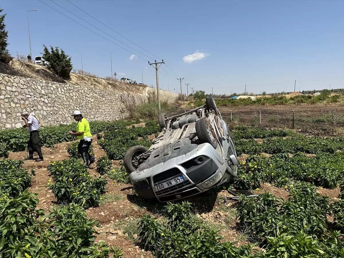 Adıyaman\'da şarampole devrilen araçtaki 5 kişi yaralandı