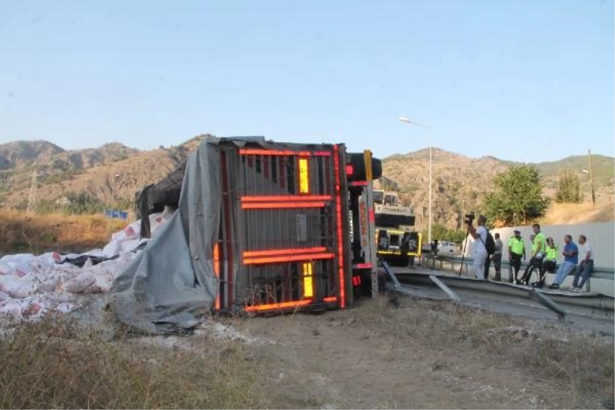 Amasya\'da TIR kazası: Sürücü hayatını kaybetti