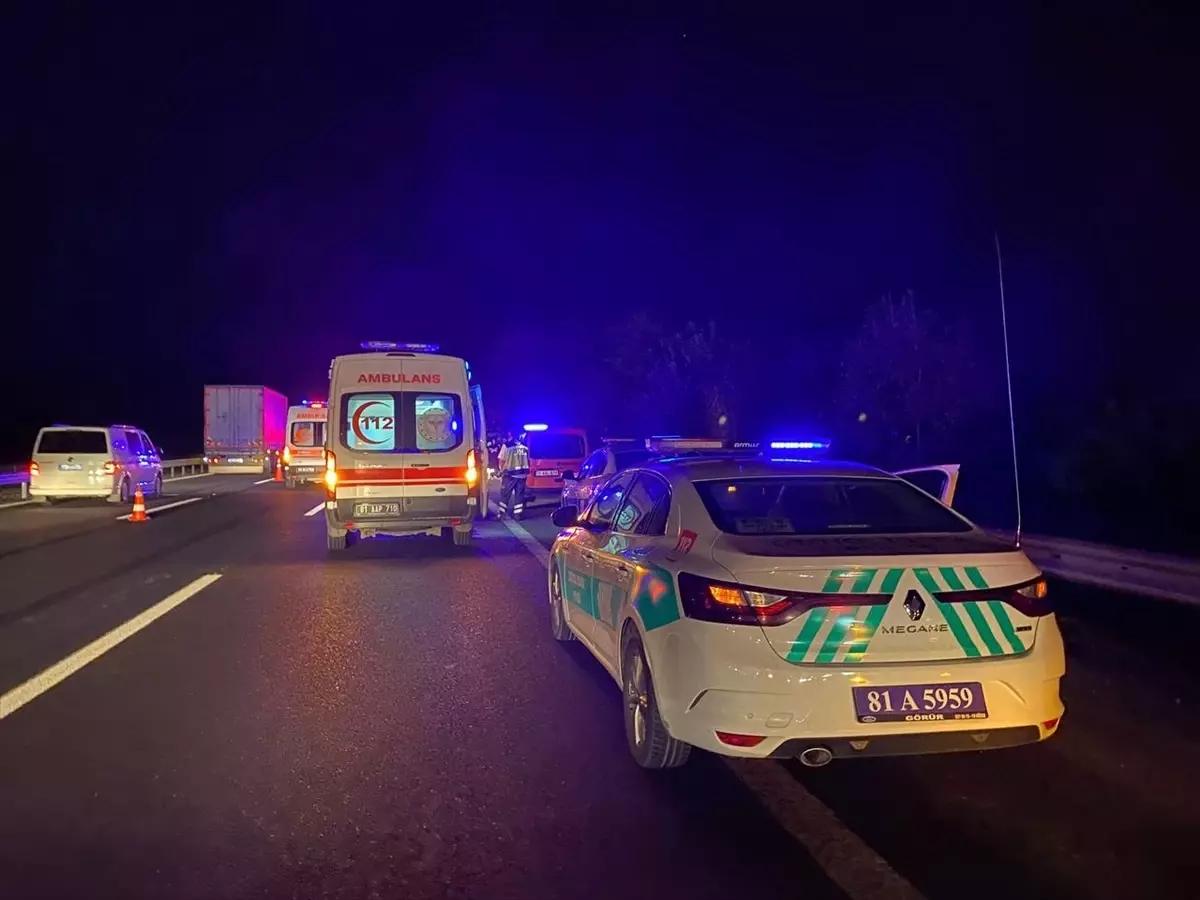 Anadolu Otoyolu\'nda Tıra Çarpan Minibüste 1 Ölü, 20 Yaralı
