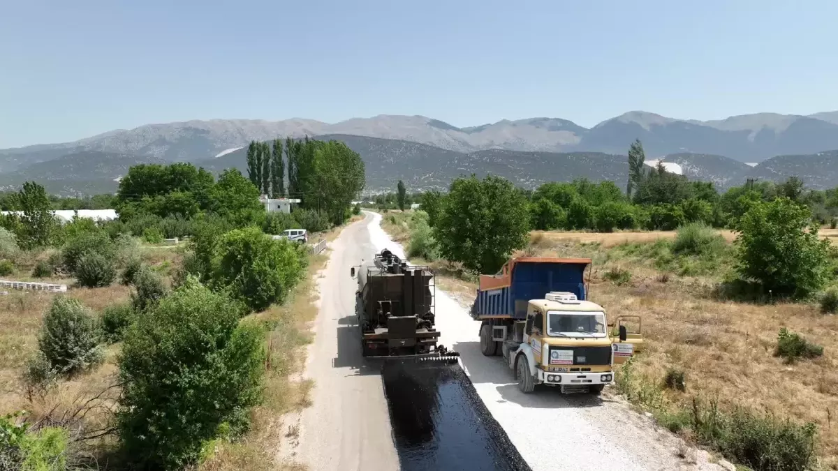 Antalya Büyükşehir Belediyesi, Elmalı Armutlu-Akçay Mahalleleri Arasındaki Yolu Yeniliyor