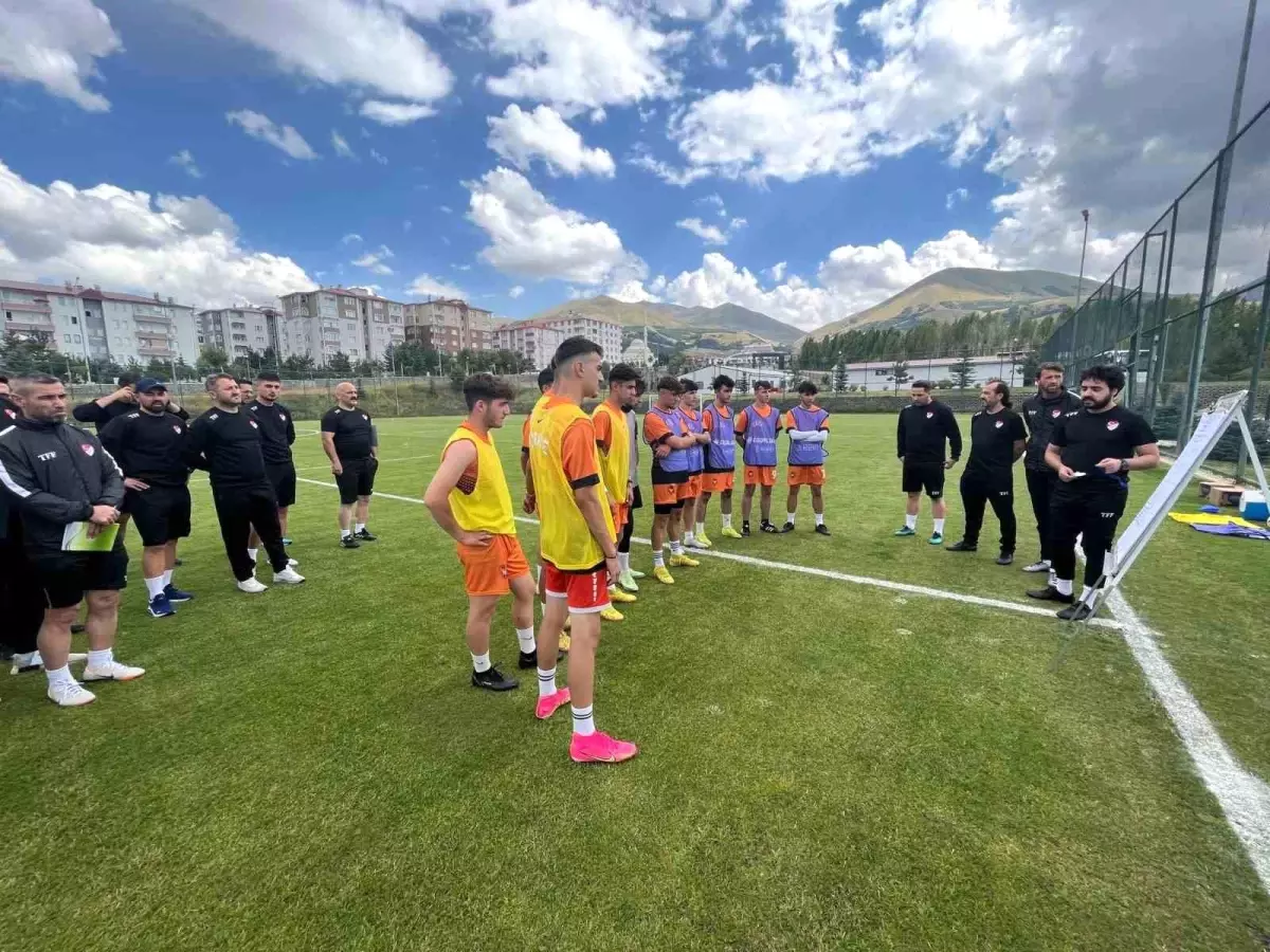 UEFA B Antrenör Eğitim Programı\'nın ikinci aşaması Erzurum\'da başladı