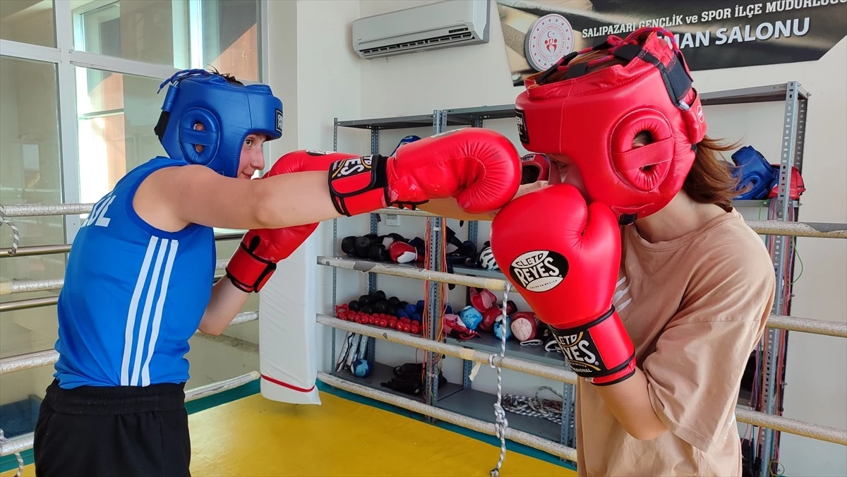 Salıpazarı\'nda boks antrenörlüğü yapan baba-oğul şampiyonlar yetiştirmeyi hedefliyor