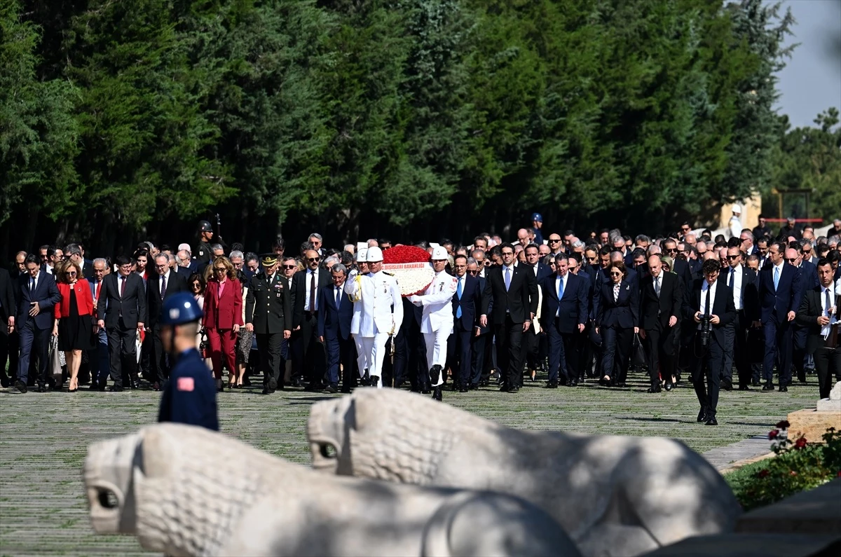 Dışişleri Bakanı Hakan Fidan, Türk Büyükelçileriyle Anıtkabir\'i Ziyaret Etti