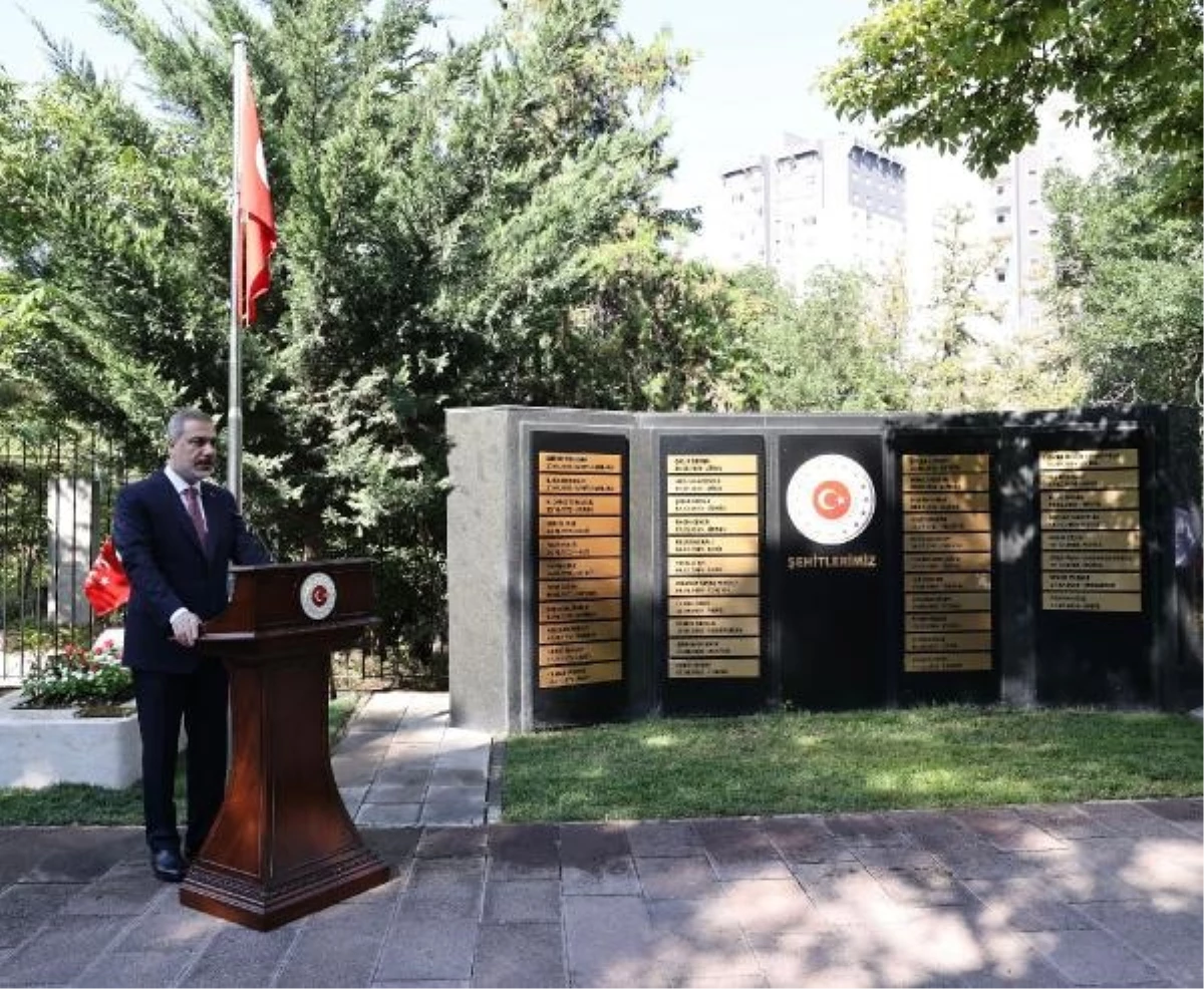 Dışişleri Bakanı Hakan Fidan Dışişleri Şehitliği ve Anıtkabir\'i Ziyaret Etti