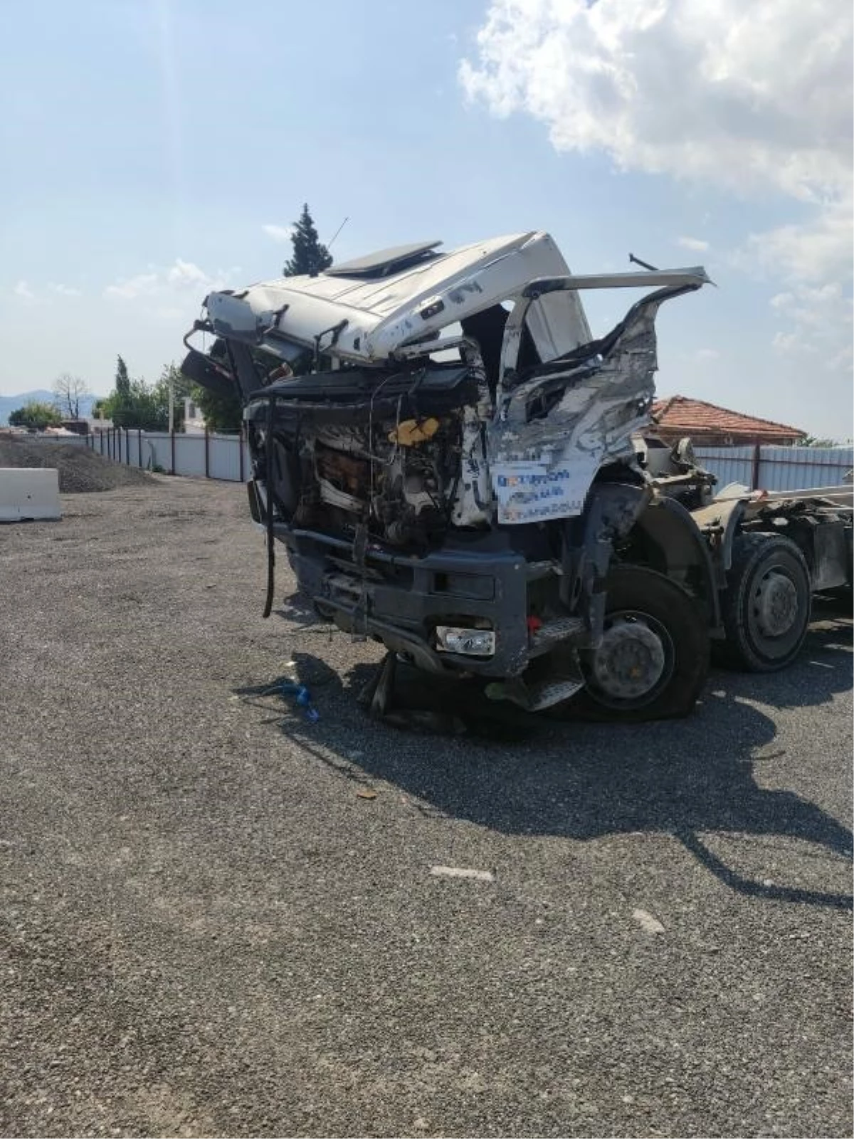 İzmir\'de beton mikseri kaza sonucu metro inşaatına düştü: Şoför hayatını kaybetti
