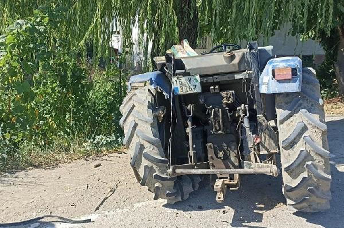 İnegöl\'de minibüs traktöre çarptı: 3 yaralı