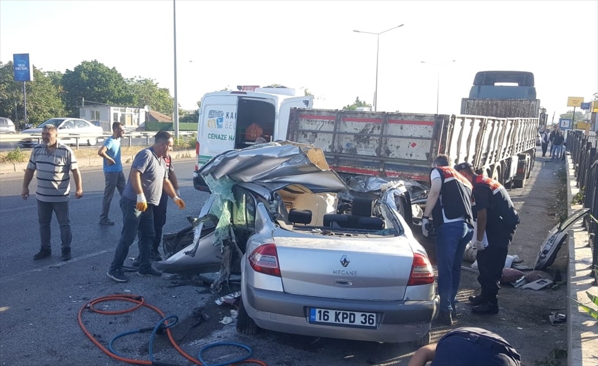 Bursa\'da Otomobilin Tıra Çarpması Sonucu 4 Kişi Öldü, 2 Kişi Yaralandı