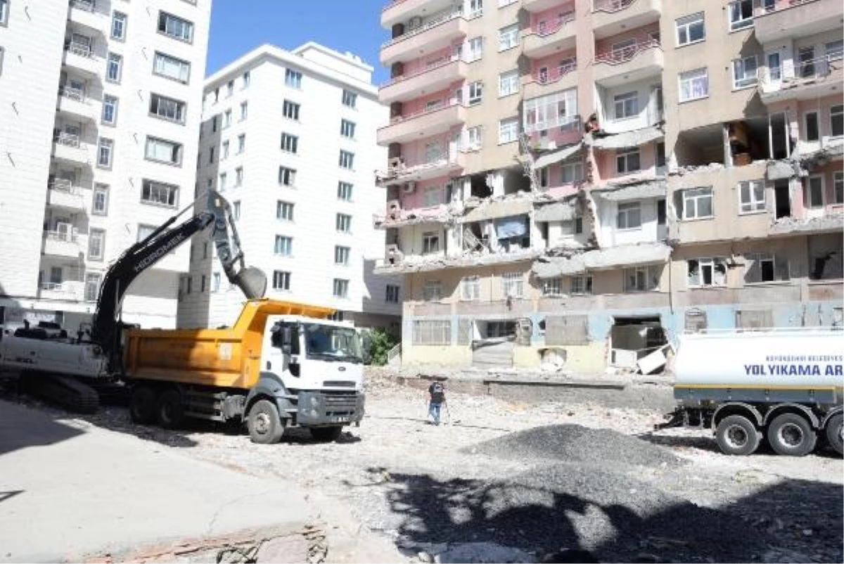 Diyarbakır\'da yıkılan Sözel Apartmanı soruşturmasında tutuklu olan 3 kişi tahliye edildi
