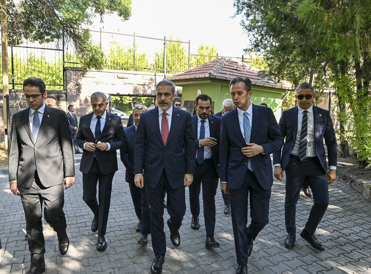 Dışişleri Bakanı Hakan Fidan, Büyükelçiler Konferansı öncesi Dışişleri Şehitliği\'ni ziyaret etti