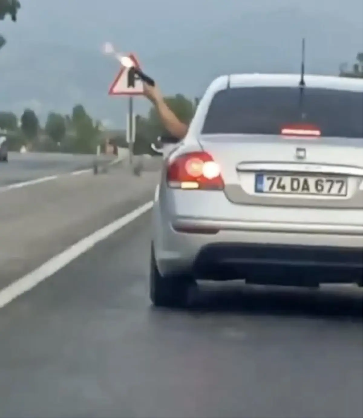 Düğün Konvoyunda Tabanca İle Ateş Açan Kişi Jandarma Tarafından Aranıyor