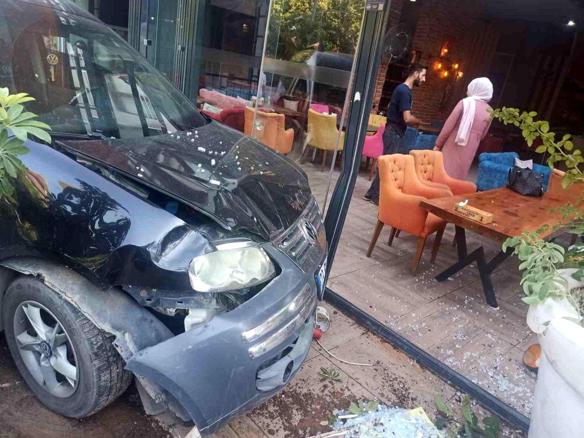 Elazığ\'da hafif ticari araç bir kafeye daldı