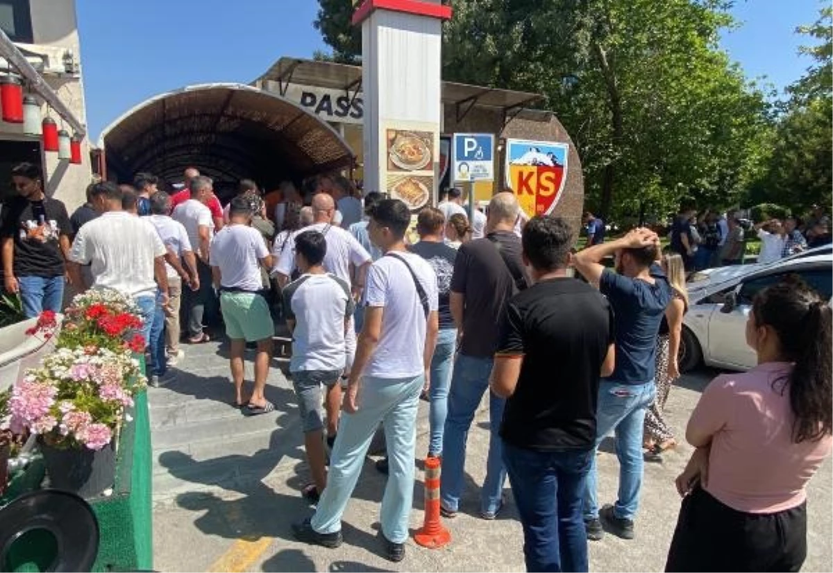 Kayserispor-Galatasaray Maçının Biletleri Yoğun İlgi Gördü