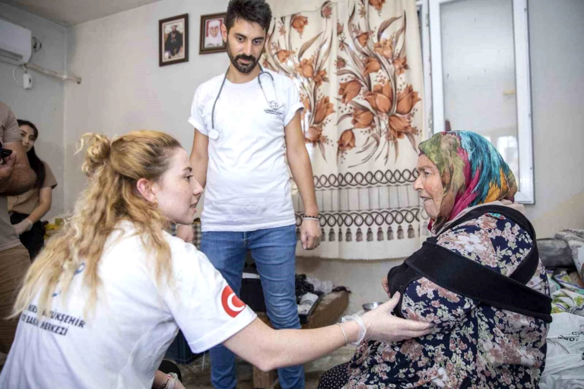 Mersin Büyükşehir Belediyesi, ihtiyaç sahibi yaşlı kadının evine yardım götürdü