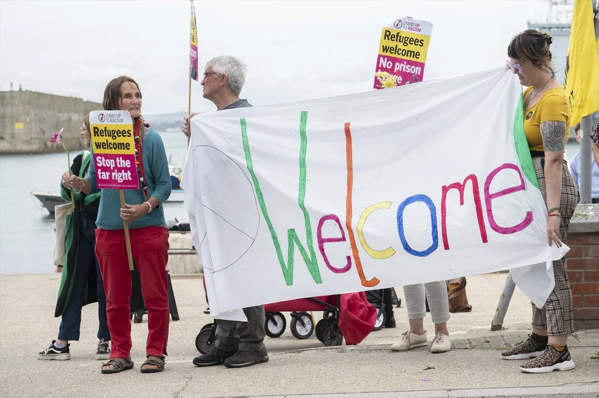 İngiltere\'deki düzensiz göçmenler Portland Limanı\'na getiriliyor