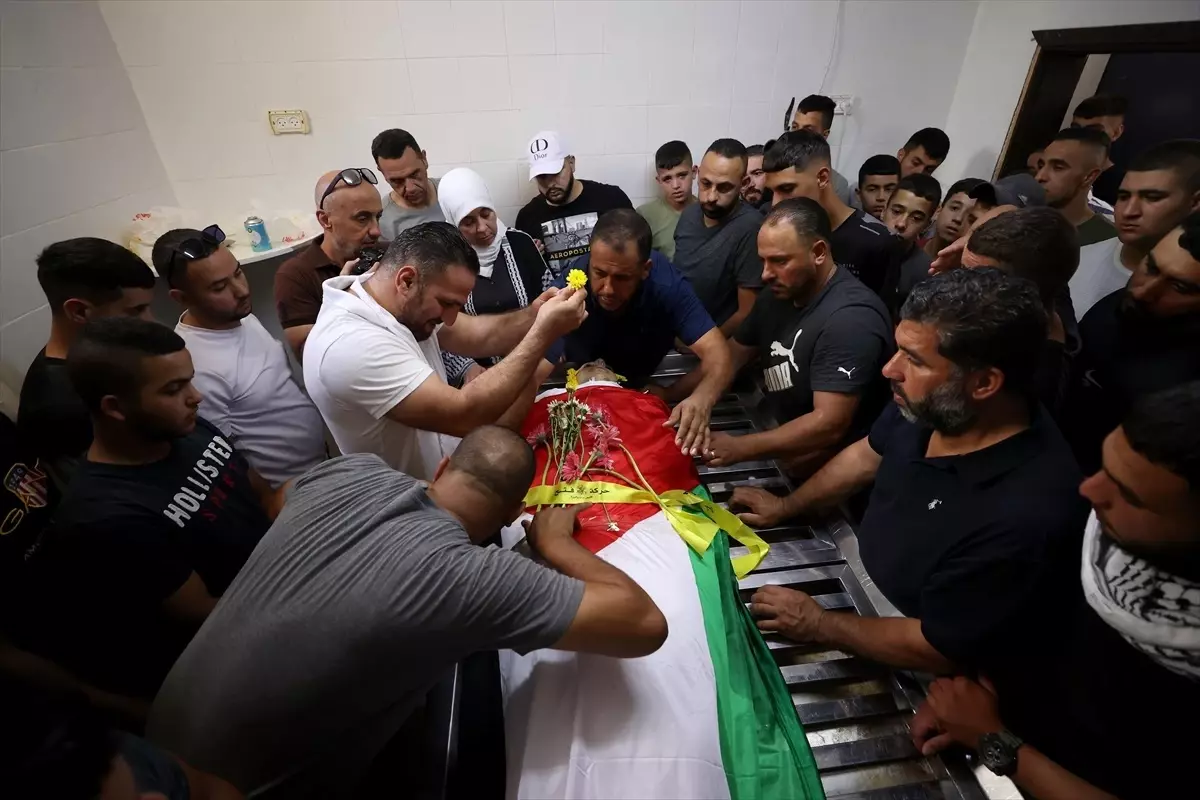 Batı Şeria\'da yasa dışı yerleşim birimi güvenlik görevlisi tarafından vurulan Filistinli genç hayatını kaybetti