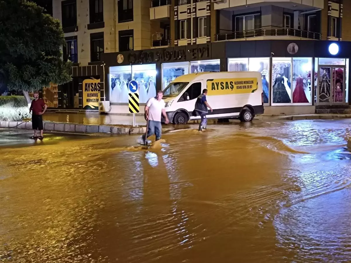 Menemen\'de Ana Boru Patlaması Sonucu 2 Mahalle Su Baskınına Uğradı