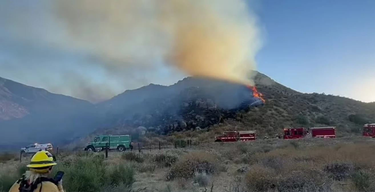Kaliforniya\'da Çalı Yangını Söndürme Çalışması Sırasında İki Helikopter Çarpıştı: 3 Kişi Hayatını Kaybetti