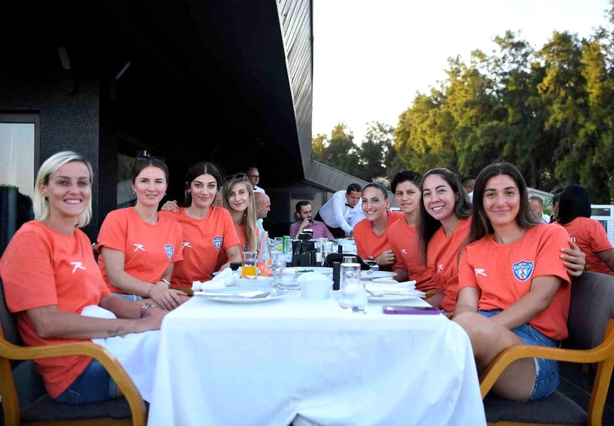 Konyaaltı Belediyesi SK Kadın Hentbol Takımı Avrupa Kupası\'nı Tüm Kadınlara Armağan Etti