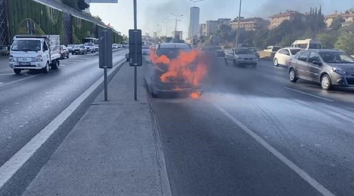 Maltepe D-100 Karayolunda Hafif Ticari Aracın Motorunda Yangın Çıktı