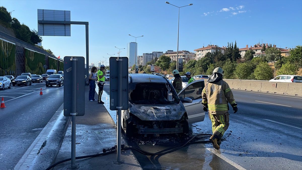 Maltepe\'de seyir halindeyken yangın çıkan otomobil kullanılamaz hale geldi