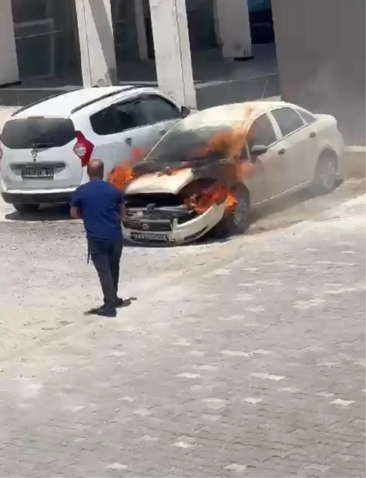 Mersin\'de Park Halindeki Otomobilde Yangın Çıktı