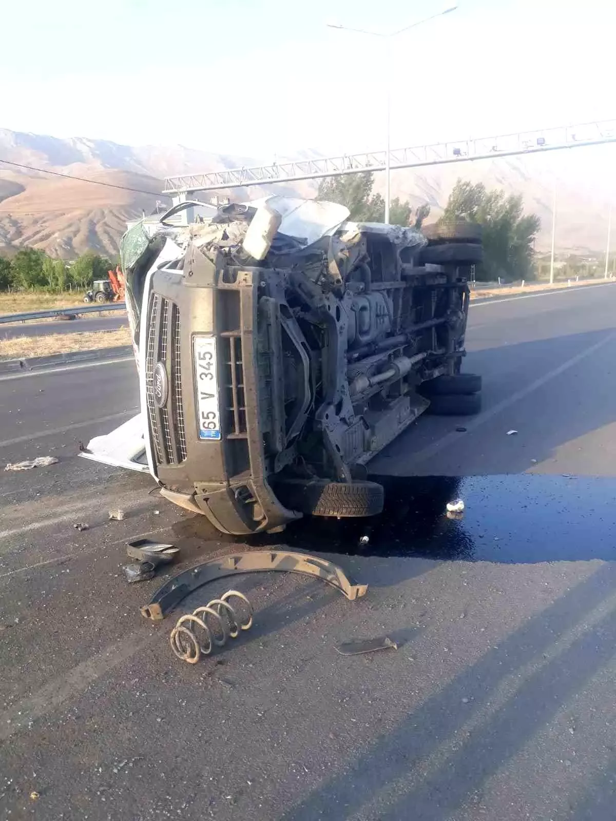 Van\'ın Gevaş ilçesinde yolcu minibüsü elektrik direğine çarptı, 1 kişi yaralandı