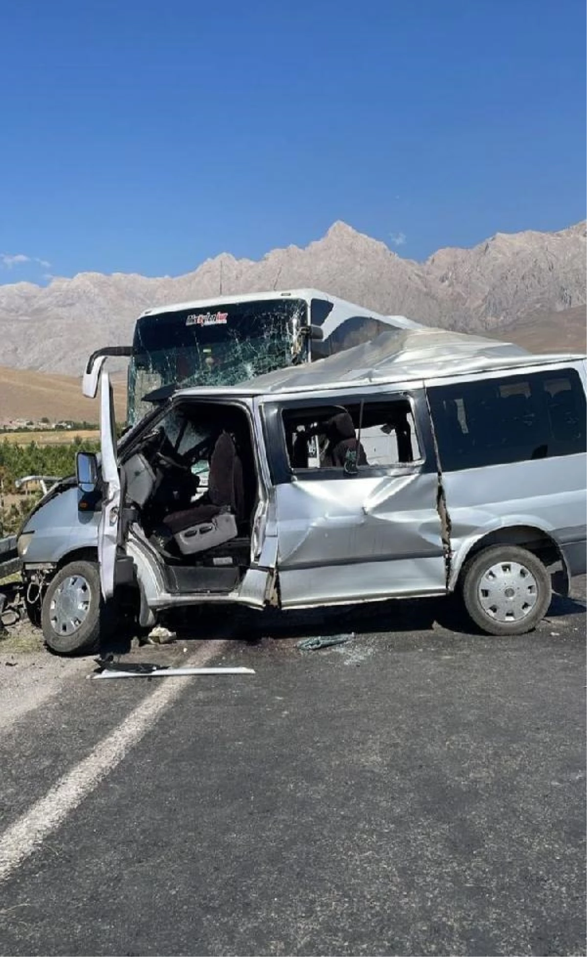 Niğde\'de Yolcu Otobüsü ile Hafif Ticari Araç Çarpıştı: 1 Ölü, 7 Yaralı