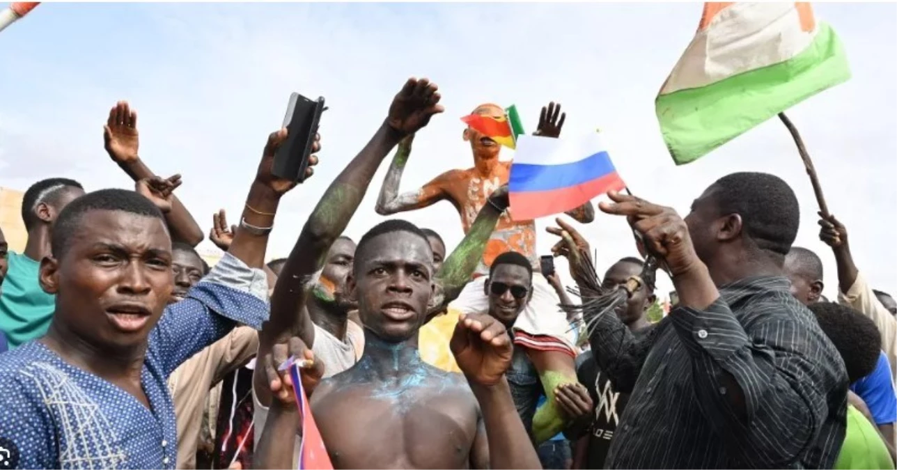 Nijer\'deki askeri darbeyi destekleyen binlerce kişi iktidara dönüş süresinin dolmasının ardından toplandı