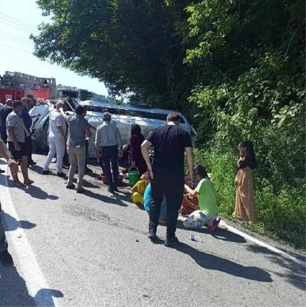 Ordu\'da minibüs ile otomobil kafa kafaya çarpıştı: 3\'ü ağır, 17 yaralı