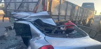 TIR'a çarpan otomobilde 4 kişi hayatını kaybetti