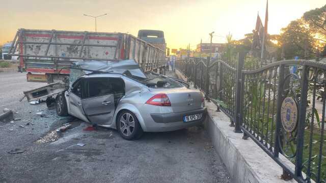 Otomobil park halindeki tıra çarptı! Korkunç kazada 4 kişi öldü, 2 kişi yaralandı