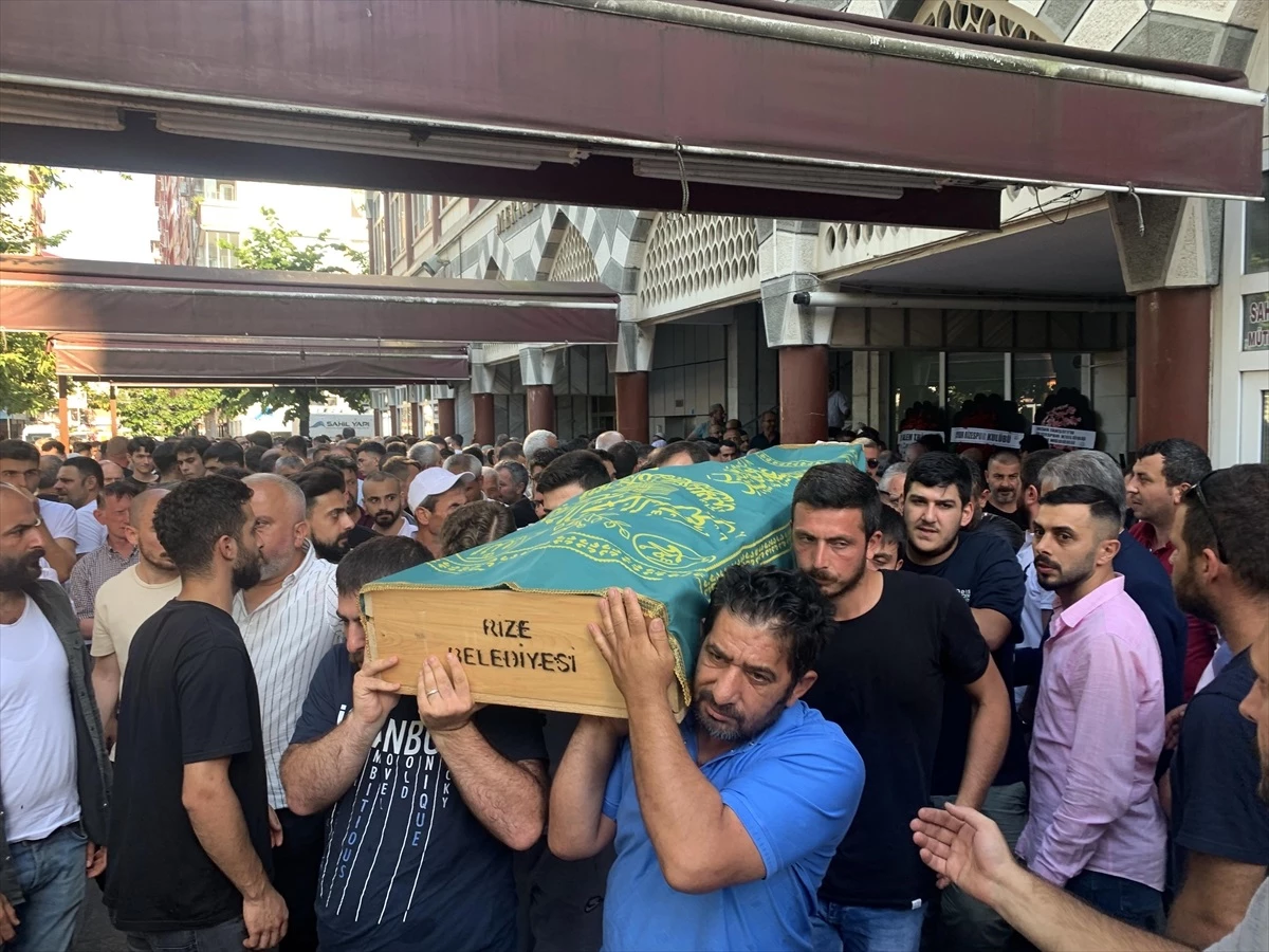 Rize\'de bıçaklı kavgada hayatını kaybeden Sedat Semavi Sarı toprağa verildi
