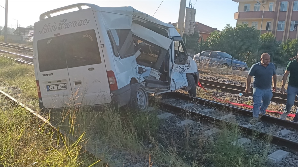Sakarya\'da Yük Treni Minibüse Çarptı