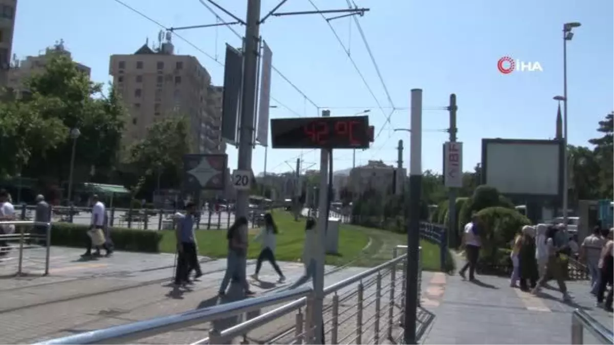 Sıcaklar Kayseriliyi mucit yaptı... Klima yetmeyince, kovadan klima yaptı