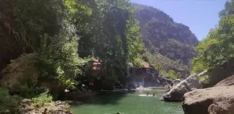 Batman'ın Sason ilçesindeki Zore Çayı, sıcaktan bunalan vatandaşların tercihi