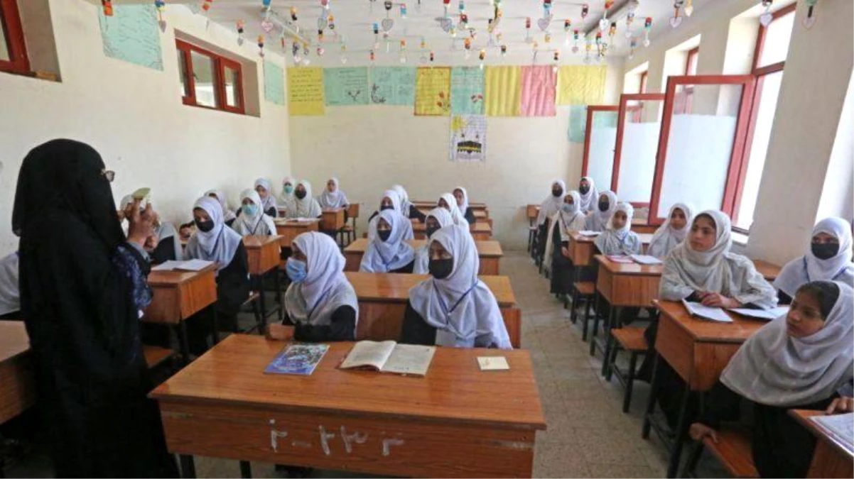 Afganistan\'da Taliban, 10 yaşından büyük kız çocuklarının eğitim almasını yasakladı
