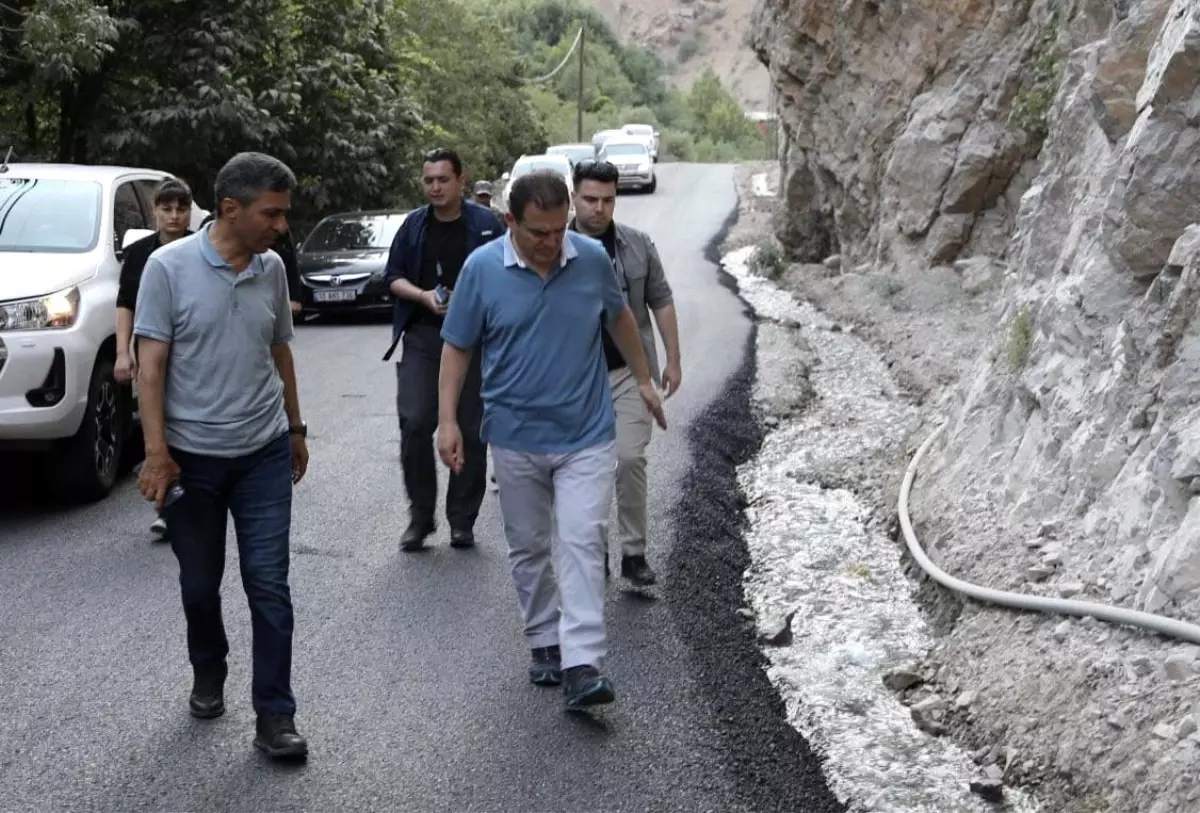 Hakkari Valisi İdris Akbıyık, Ağaçdibi köyündeki asfalt çalışmalarını denetledi