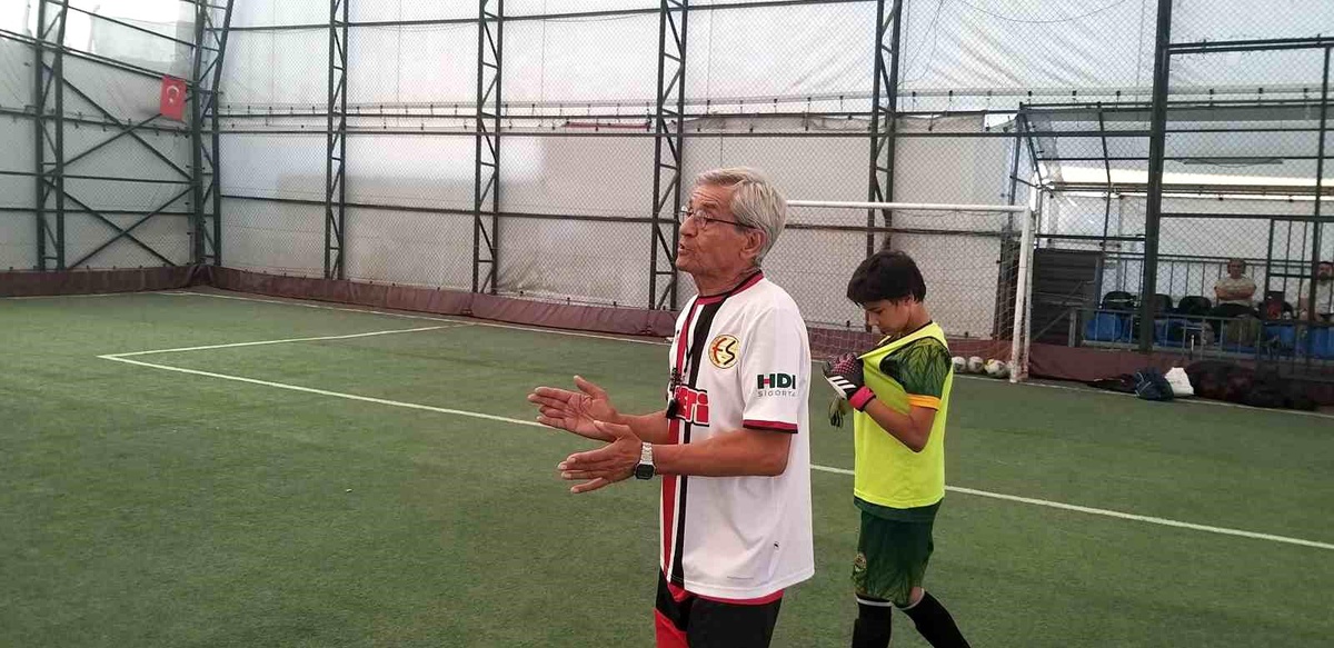 İlhan Güderler, Ihlamurkentspor\'da tecrübelerini geleceğin futbolcularına aktarıyor