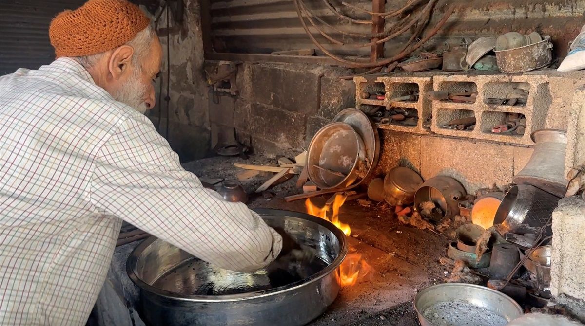 Adıyaman\'da 73 yaşındaki kalaycı mesleğini yaşatmaya çalışıyor