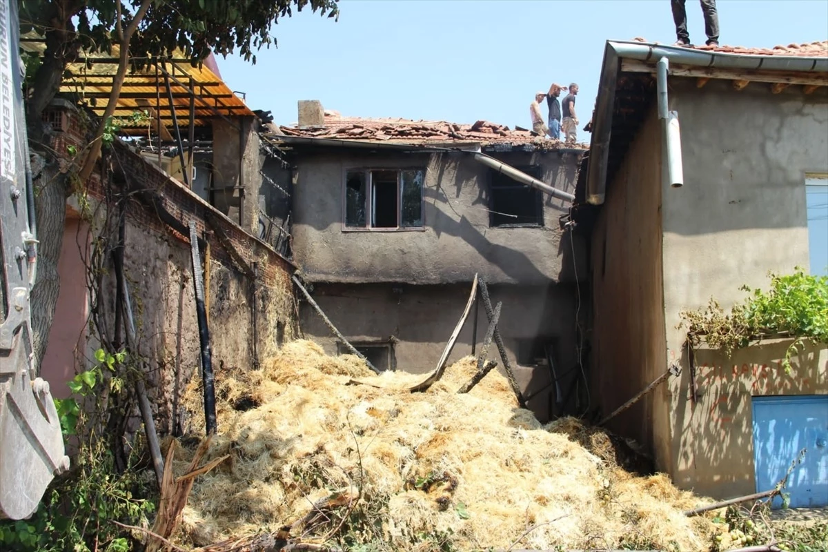 Afyonkarahisar\'da Tandırdan Sıçrayan Ateşin Neden Olduğu Ev Yangınları Söndürüldü