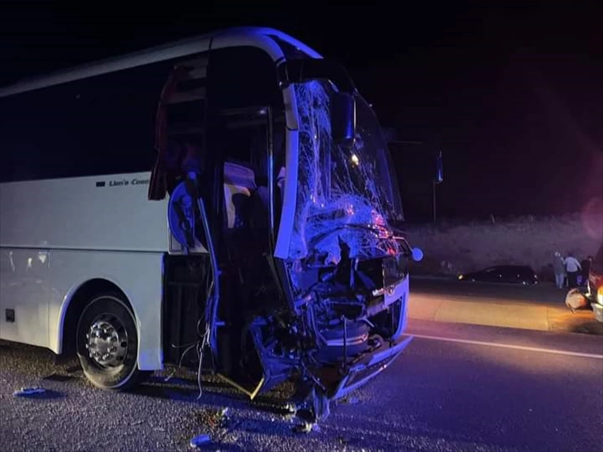 Antalya\'da Yolcu Otobüsü Traktöre Çarptı: 5 Yaralı