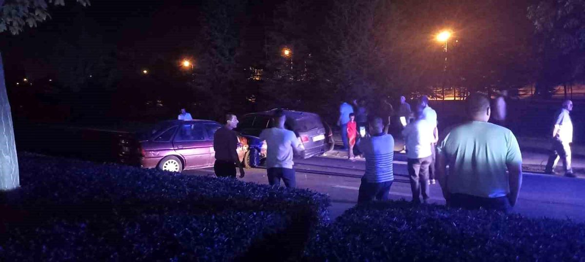Eskişehir\'de İki Araç Çarpıştı: Büyük Çapta Maddi Hasar Oluştu