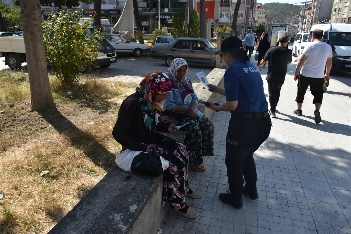 Boyabat\'ta Polis Ekipleri Vatandaşları Bilgilendirdi