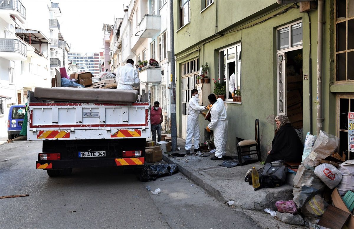 Bursa\'da Kötü Kokulu Ev Mahkeme Kararıyla Temizlendi