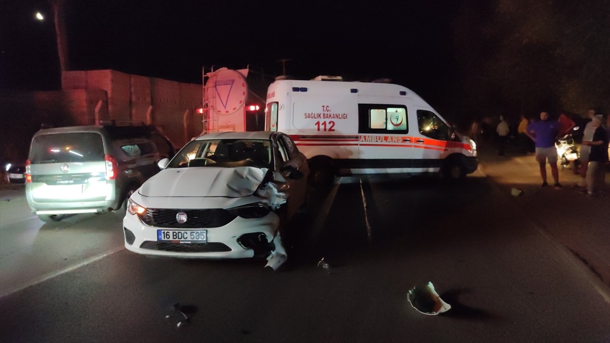 Bursa\'da otomobil ile motosiklet çarpıştı: 2 yaralı