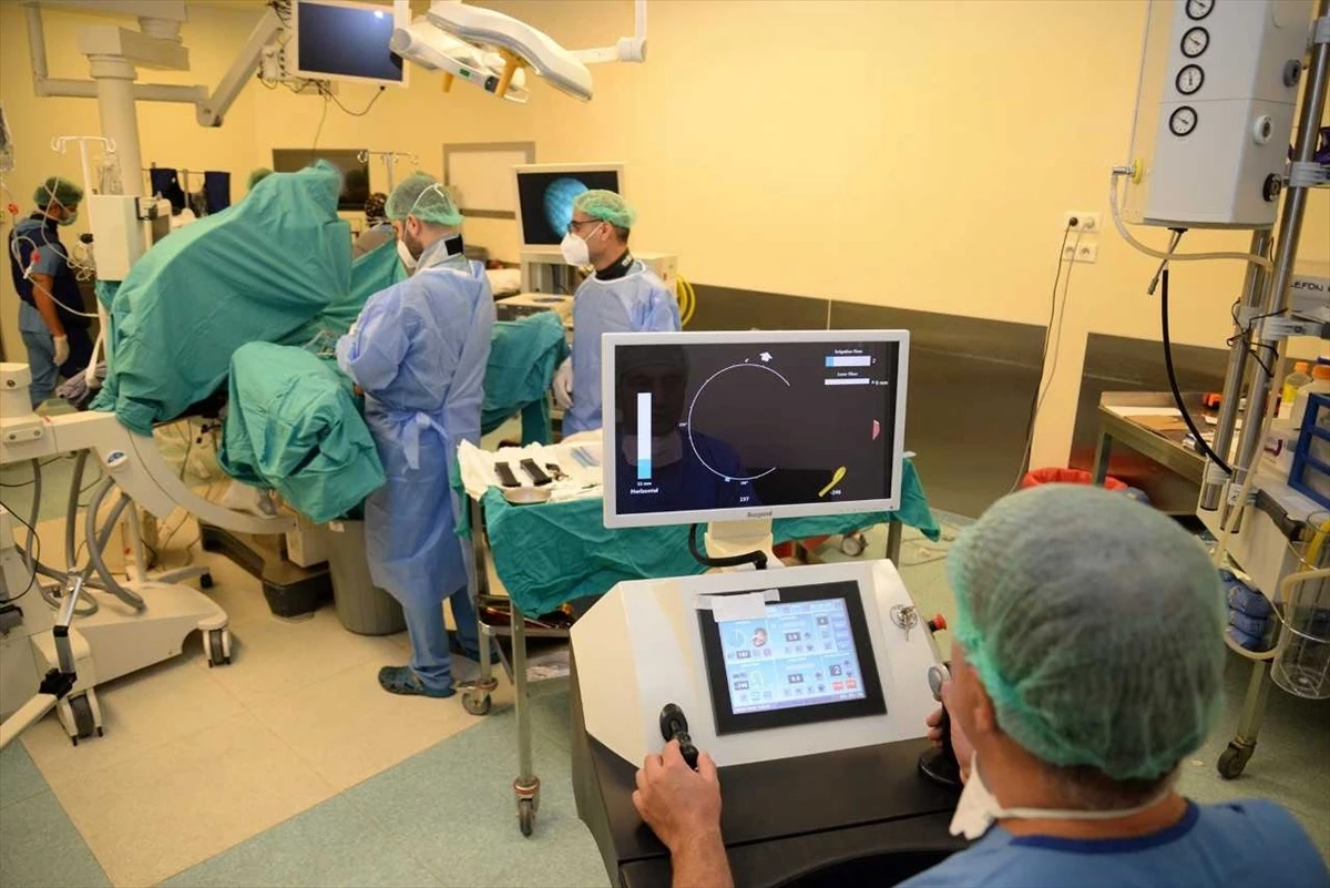 BUÜ Hastanesi\'nde Robotik Böbrek Taşı Kırma Ameliyatı Yapıldı