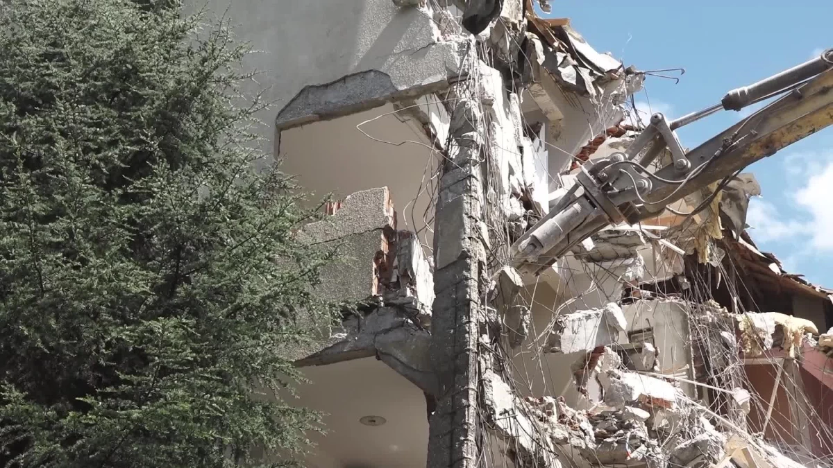 Büyükçekmece Belediyesi, deprem riski taşıyan 130 daireyi yıktı
