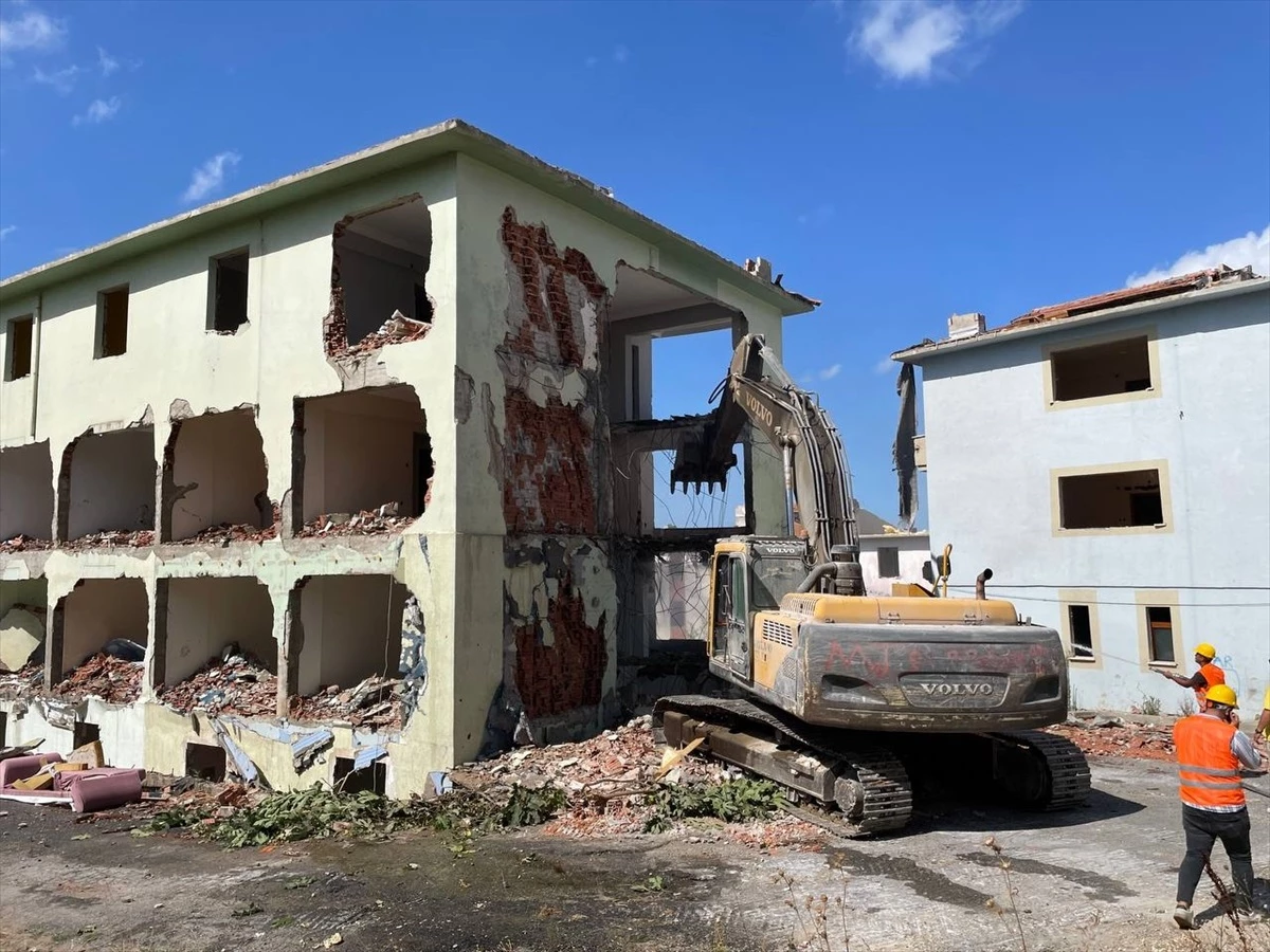 Büyükçekmece\'de Deprem Riski Taşıyan Binalar Yıkılıyor