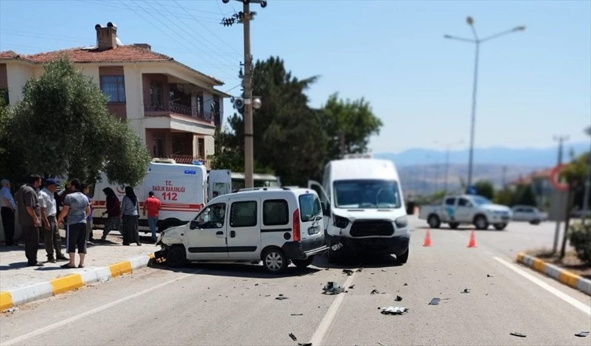 Çorum\'da Minibüsle Çarpışan Hafif Ticari Araç Sürücüsü Yaralandı