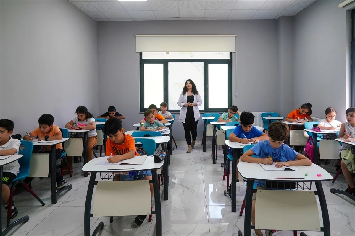 Diyarbakır\'da Ali Emiri Bilgievi Cezeri Bilim Merkezi\'nde Eğitimler Devam Ediyor